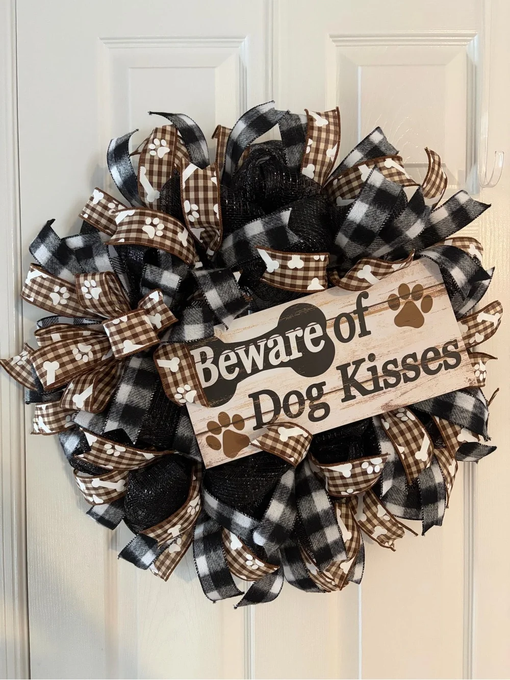 Beware of Dog Kisses Decorative Pet Wreath - Black & Brown - Picture 1 of 4